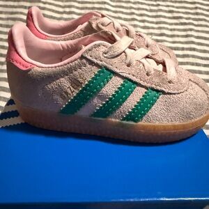 Adidas Kids gazelle Sneakers in clear Pink court Green Velcro size 5